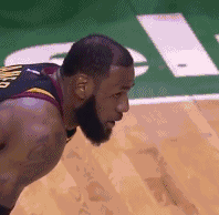 伸手拉起对手 对于比赛詹姆斯更在意球员安全