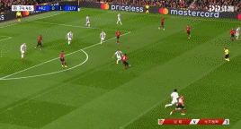 而下半场，博格巴这次禁区前抢断远射则险些帮助曼联扳平比分。