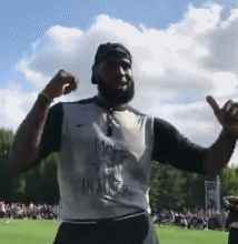 尬舞+调戏女记者!希望有关部门管管这个老汉