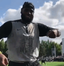 尬舞+调戏女记者!希望有关部门管管这个老汉