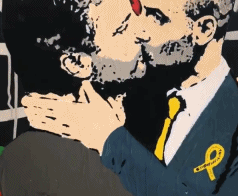 这个涂鸦的作者是街头艺术家Tvboy，他最著名的作品是C罗与梅西拥吻的画作。