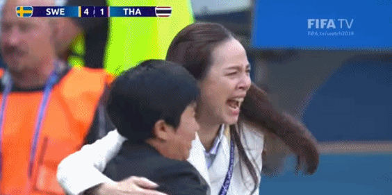泰国女足攻入她们本届世界杯的第一粒进球，主教练拉通温和球队经理伦潘（白衣者）相拥而泣。