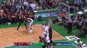 伸手拉起对手 对于比赛詹姆斯更在意球员安全