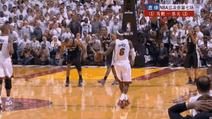 感慨萬千!大帝倒地拍打地板的那一瞬間,讓我想起了石佛-黑特籃球-NBA新聞影音圖片分享社區