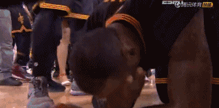 伸手拉起对手 对于比赛詹姆斯更在意球员安全