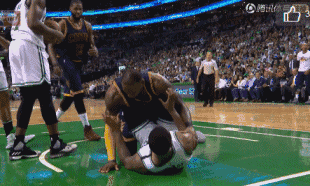 伸手拉起对手 对于比赛詹姆斯更在意球员安全