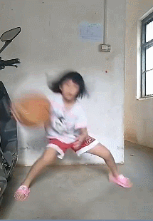 湛江10岁女孩打篮球走红网络！双手交替运球极为娴熟