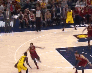 他挑衅詹姆斯，抱摔格林！还差点把骑士击败了