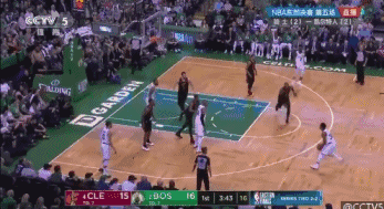 伸手拉起对手 对于比赛詹姆斯更在意球员安全