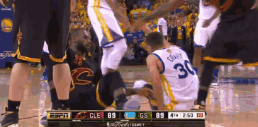 伸手拉起对手 对于比赛詹姆斯更在意球员安全