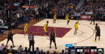 面对兰斯-史蒂芬森的干扰打进的同时造成了对方的犯规