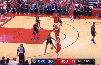 由于火箭队禁止保罗以外的人在中距离自由出手,小里弗斯的投篮缺点得以掩盖。