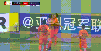 (第74分钟,佩莱头球破门,山东鲁能反超比分。)