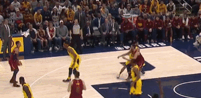 他挑衅詹姆斯，抱摔格林！还差点把骑士击败了