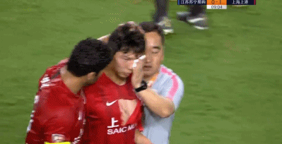 京媒：道歉也没让叶重秋收腿 砸人饭碗时一点不软