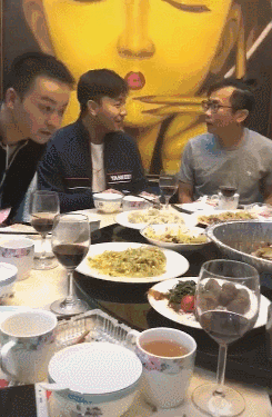 从网友分享出来的视频来看，王宝强和释小龙饭局上并没有挨着坐