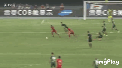 90+1’ 绿城队在比赛最后时刻将比分扳平,2-2。