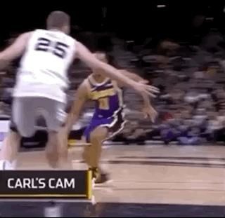 最后一分钟,霍华德抢断切掉盖伊的球出底线,帮助湖人拿回球权.