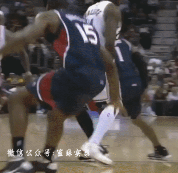 发带被打掉!球衣被拉扯! 依然挡不住想扣篮的詹姆斯!