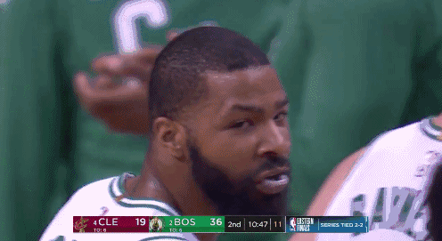 伸手拉起对手 对于比赛詹姆斯更在意球员安全