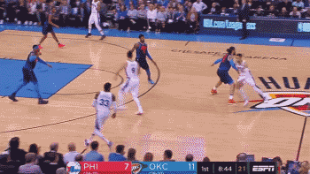 76人攻守转换时,弗格森退防最快,第一意识是保护三秒区,亚当斯回来后