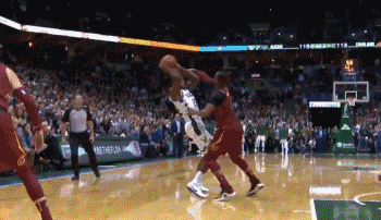 字母哥越来越像詹姆斯