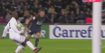 看哭了卡瓦尼又又疯狂吐饼单刀都不敢射gif