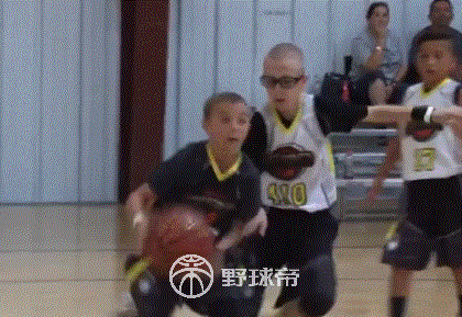 身高1米34!運球神似Curry,傳球騷如白巧克力!(影)-黑特籃球-NBA新聞影音圖片分享社區