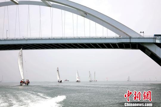 图为帆船驶离码头。 李思源 摄