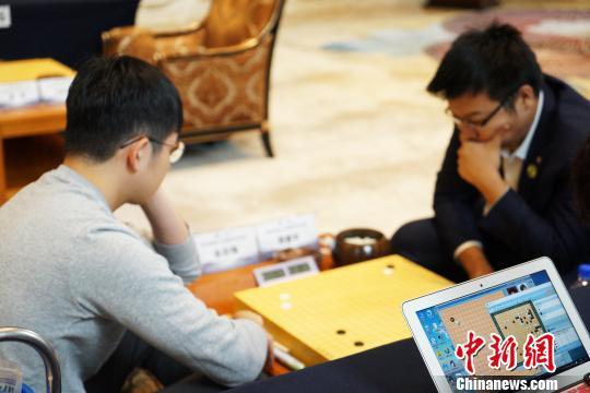 图为8月10日,2019年“华为手机杯”中国围棋甲级联赛第12轮,主场作战的拉萨净土队凭借主将周睿羊九段的出色表现击败了浙江云林棋禅队。 张伟 摄