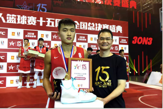 肯德基中国总经理黄进栓先生为MVP球员颁奖