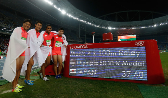 2016年里约奥运会男子4X100米接力决赛中,日本队以37秒60的成绩获得亚军。日本队选手山县亮太、饭塚翔太、剑桥飞鸟与桐生祥秀(从左至右)在赛后与成绩牌合影。新华社记者王丽莉摄