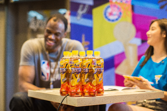 NBA传奇球星联手美女主播燃爆总冠军主题店