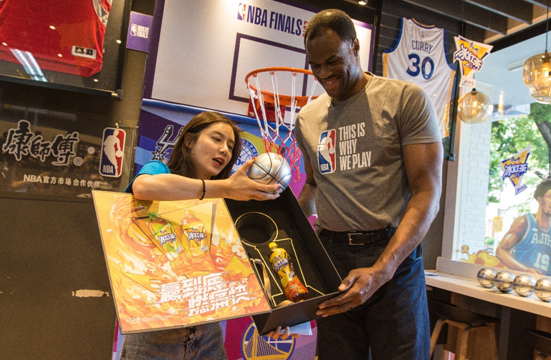 NBA传奇球星联手美女主播燃爆总冠军主题店