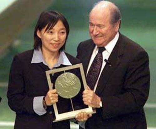 创中国足坛最高个人荣誉 她被封穿裙子的马拉多纳