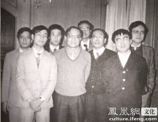 1983年12月24日金庸与陈祖德、聂卫平等在一起（摘自傅国涌著《金庸传》插图）