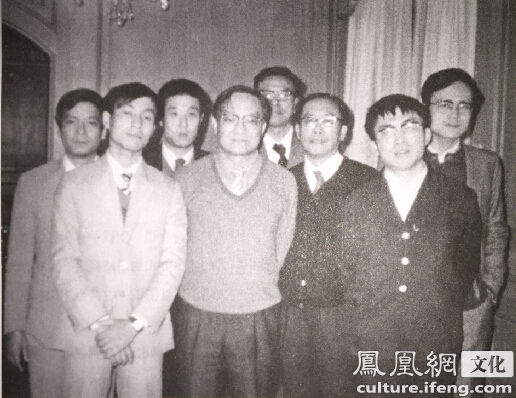 1983年12月24日金庸与陈祖德、聂卫平等在一起(摘自傅国涌著《金庸传》插图)