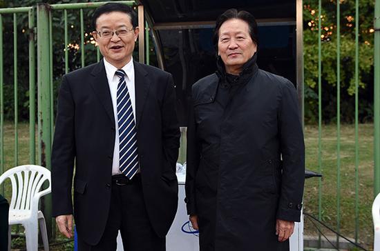 李毓毅（左）与上海足协主席朱广沪