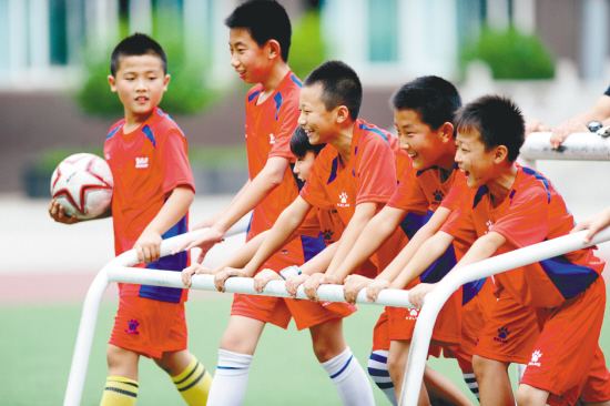 让孩子们去踢球的该是兴趣和快乐,而不是考试和分数