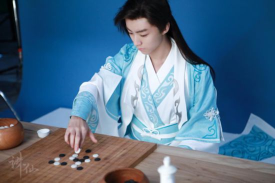 王俊凯摆拍下棋造型