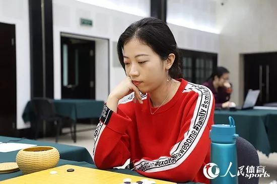陈一鸣在首届女子围棋名人战比赛中