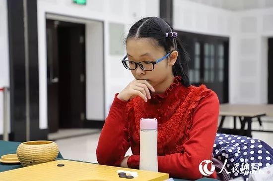 周泓余在首届女子围棋名人战比赛中