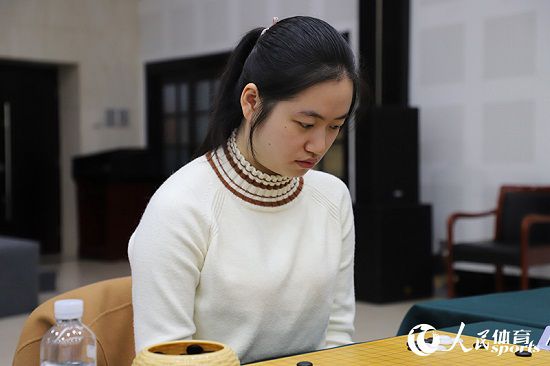 汪雨博在首届女子围棋名人战比赛中
