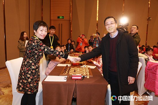 谢军为比赛开棋