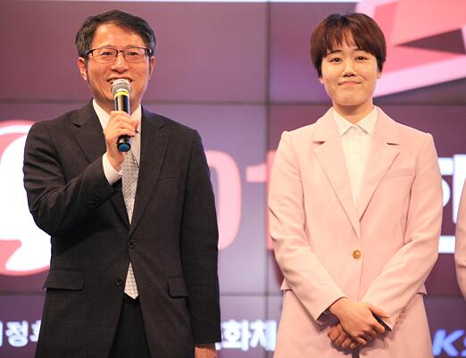 ▲ 辛相哲首尔 EDGC 团长, 赵涓祐 教练