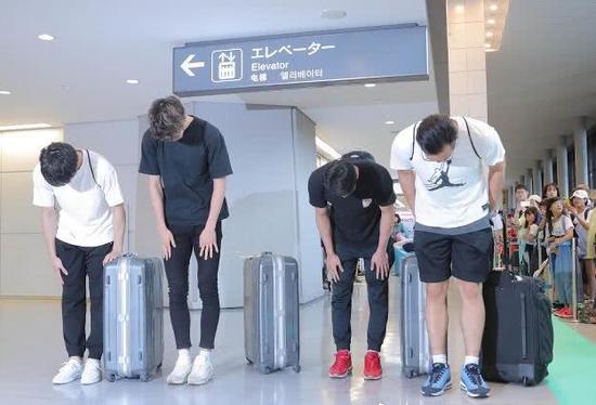 四名买春日本球员在机场谢罪
