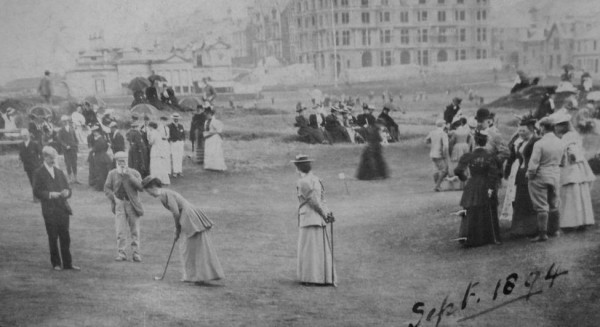 1894年妇女推杆俱乐部在18洞果岭，左二为老莫里斯