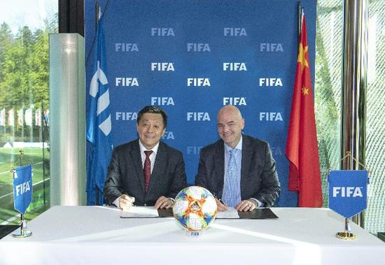 因凡蒂诺与国家体育总局副局长、中国足协党委书记杜兆才