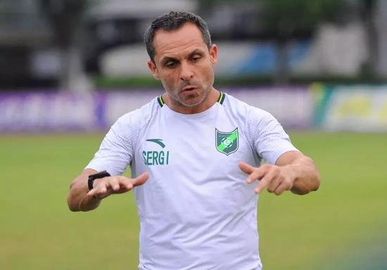 外国人在杭州的故事:拌面每天必吃 实现足球梦