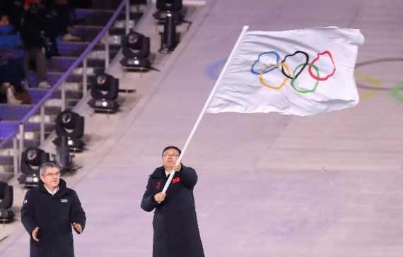 北京市市长陈吉宁(右)在平昌冬奥会终结式上摇曳奥林匹克会旗。新华社记者白雪飞摄